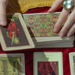 Мистическая атмосфера с символами предсказаний и судьбы