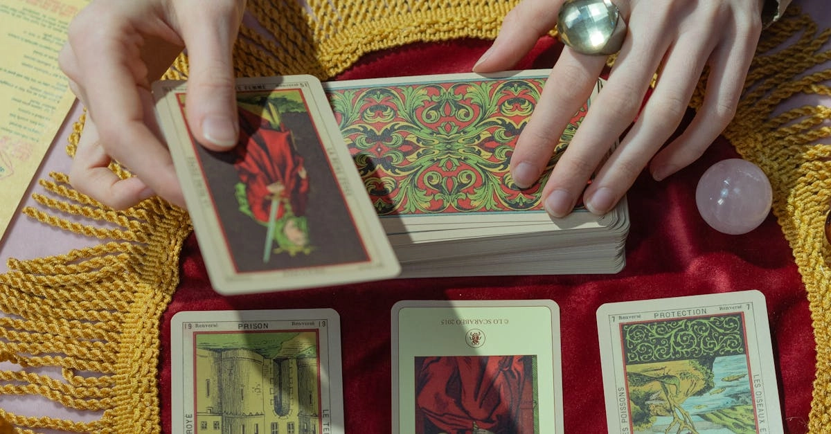 Мистическая атмосфера с символами предсказаний и судьбы